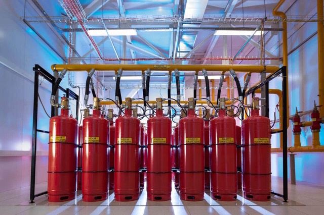 Батарея красных баллонов установки газового пожаротушения